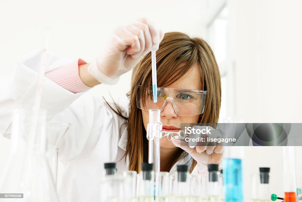 Pesquisador que trabalha com produtos químicos - Royalty-free Cientista Foto de stock