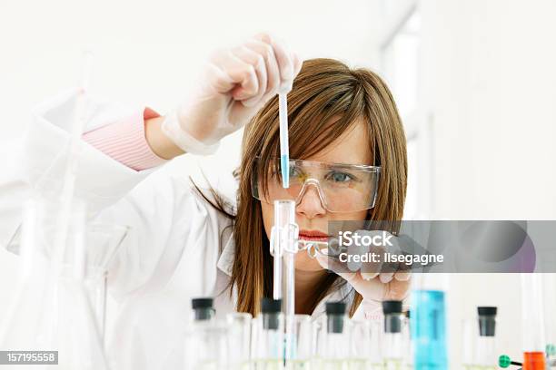 Pesquisador Que Trabalha Com Produtos Químicos - Fotografias de stock e mais imagens de Cientista - Cientista, Cuidados de Saúde e Medicina, Investigação - Assunto