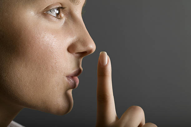 조용히 - finger on lips shhhh privacy whispering 뉴스 사진 이미지
