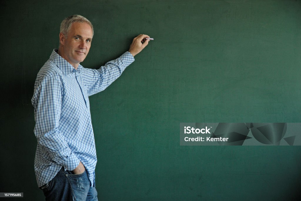 Profesor escribiendo en la pizarra - Foto de stock de Maestro libre de derechos