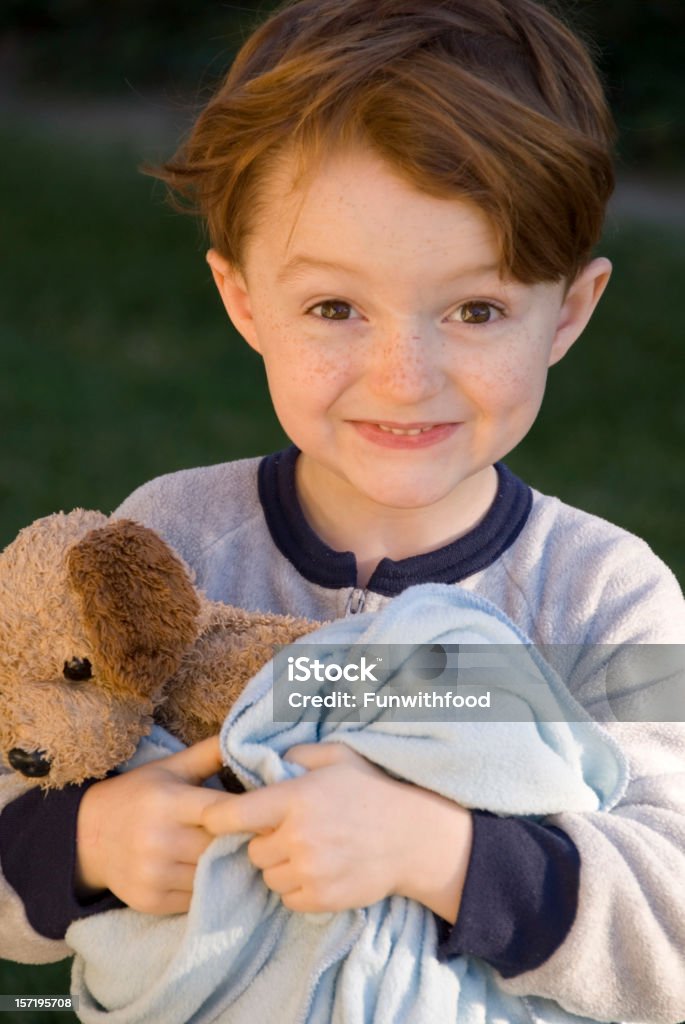 Menino abraçando cachorro Animal de pelúcia, sorrindo Bebê Criança, pijamas & cobertor - Foto de stock de Bicho de pelúcia royalty-free