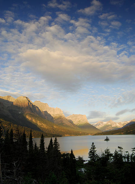 isla de wild goose - sunrise cloudscape us glacier national park vertical fotografías e imágenes de stock