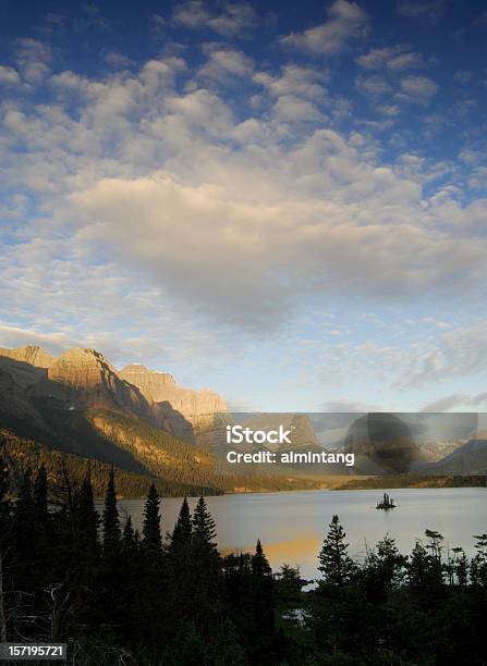 Дикий Гусь Остров — стоковые фотографии и другие картинки St. Mary Lake - St. Mary Lake, В тени, Вертикальный