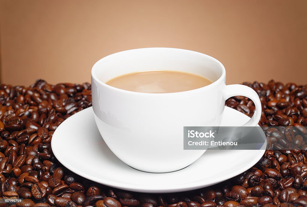 Tazza di caffè con chicchi di qualità - Foto stock royalty-free di Ambientazione interna