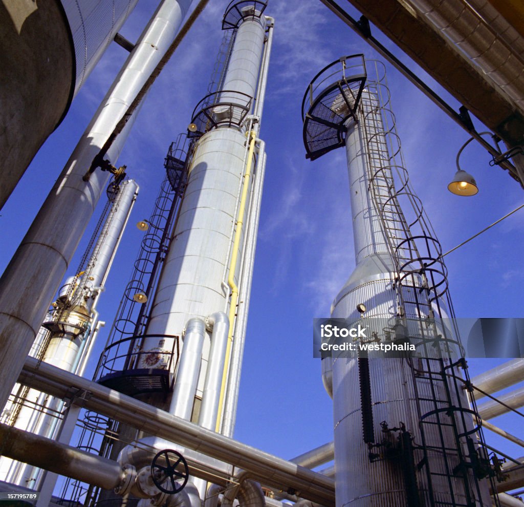 Impianto a Gas Towers - Foto stock royalty-free di Punto di fuga