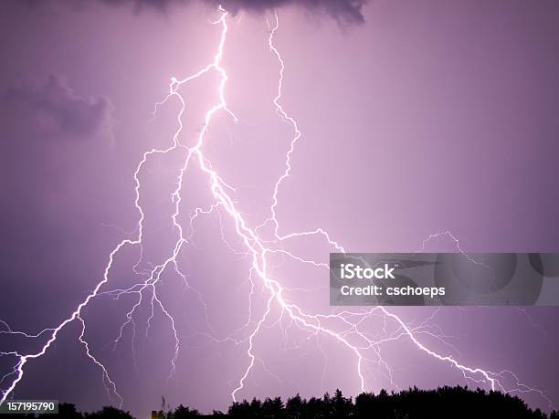 Potężna Lightning - zdjęcia stockowe i więcej obrazów Błyskawica - Błyskawica, Bez ludzi, Burza