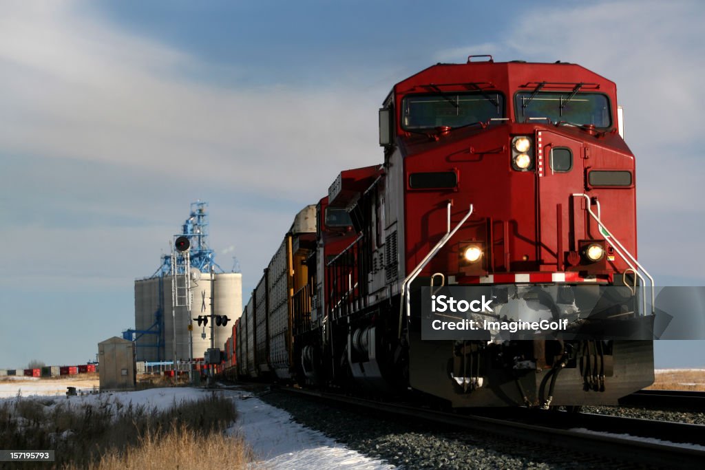 Red train sur les titres en Alberta, au Canada - Photo de Train de marchandises libre de droits