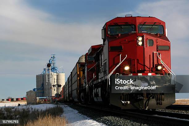 Photo libre de droit de Red Train Sur Les Titres En Alberta Au Canada banque d'images et plus d'images libres de droit de Train de marchandises - Train de marchandises, Train, Locomotive