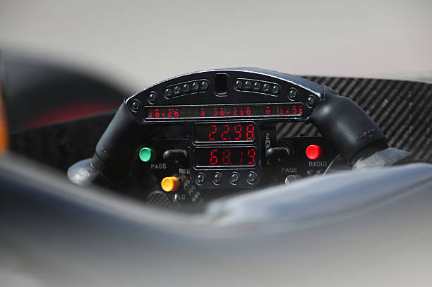 gros plan de volant de voiture de course - steering wheel motorized sport stock car racecar photos et images de collection