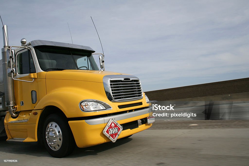 Amarillo, gasolina camión cisterna-DOT 1203 señal - Foto de stock de Residuo tóxico libre de derechos