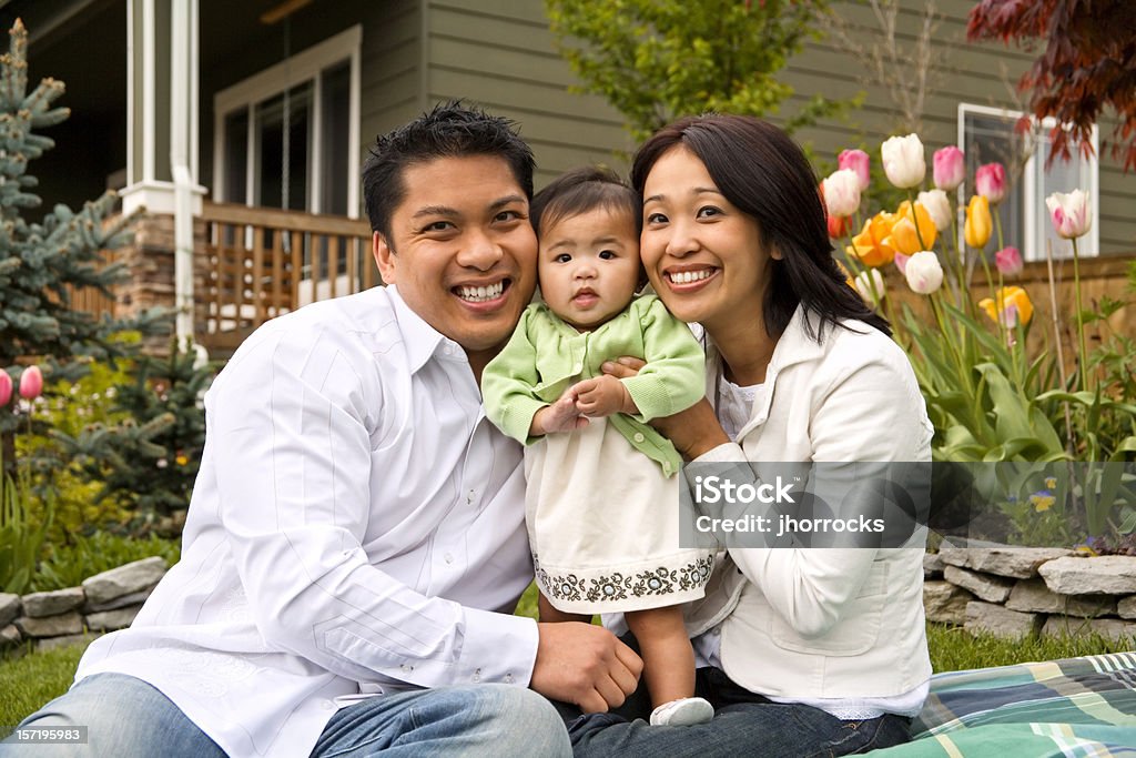 Счастливая семья - Стоковые фото Азиатского и индийского происхождения роялти-фри