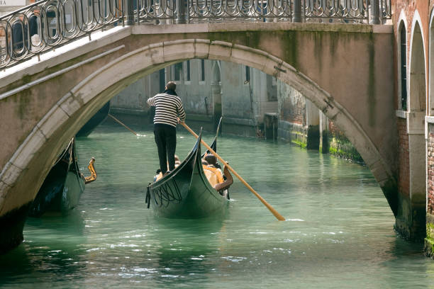 gondel in venedig in old bridge (xxl - gondoliere stock-fotos und bilder