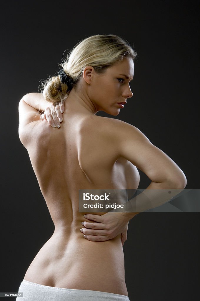 nude Jovem mulher com as mãos no quadril e ombros - Foto de stock de Mulheres royalty-free
