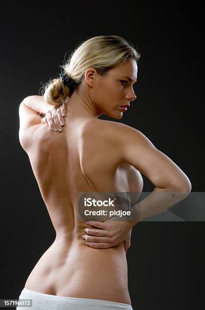 Foto de Nude Jovem Mulher Com As Mãos No Quadril E Ombros e mais fotos de stock de Mulheres - Mulheres, Nu, Só Uma Mulher