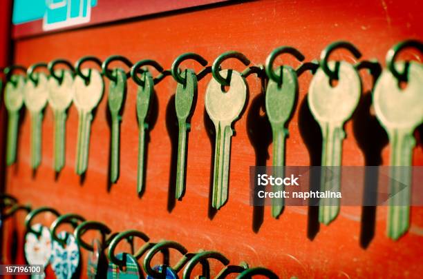 Foto de Escolha A Sua Chave e mais fotos de stock de Chaveiro - Loja - Chaveiro - Loja, Chave, Grupo grande de objetos