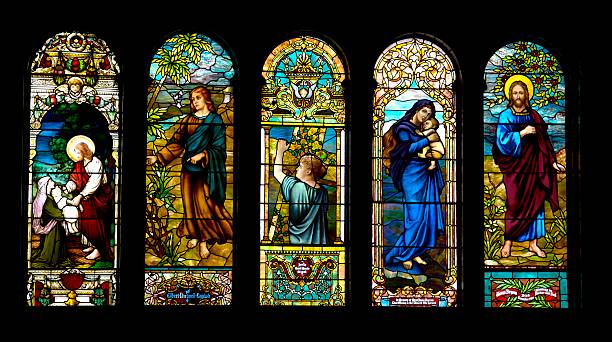 antico vetro istoriato nel santuario - stained glass glass art church foto e immagini stock