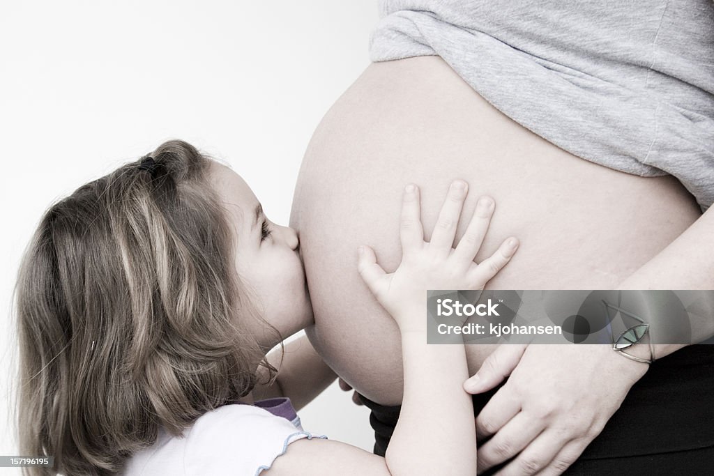 Küssen ihre Schwester - Lizenzfrei Bauch Stock-Foto