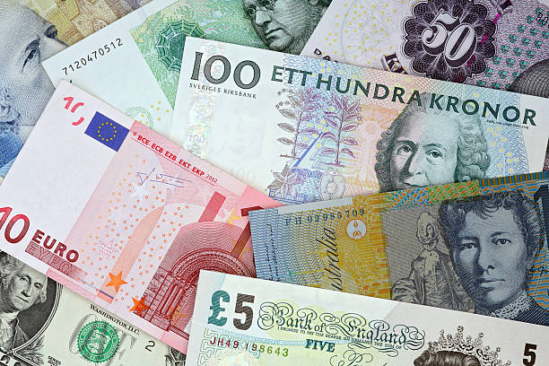 международной валюты: евро, фунт, потраченный доллар банкноты topview, kroner - pound symbol red british currency symbol стоковые фото и изображения