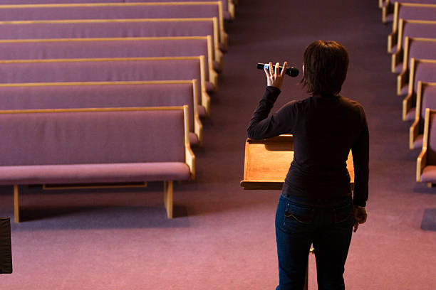 singer in church - foton med speaker bildbanksfoton och bilder