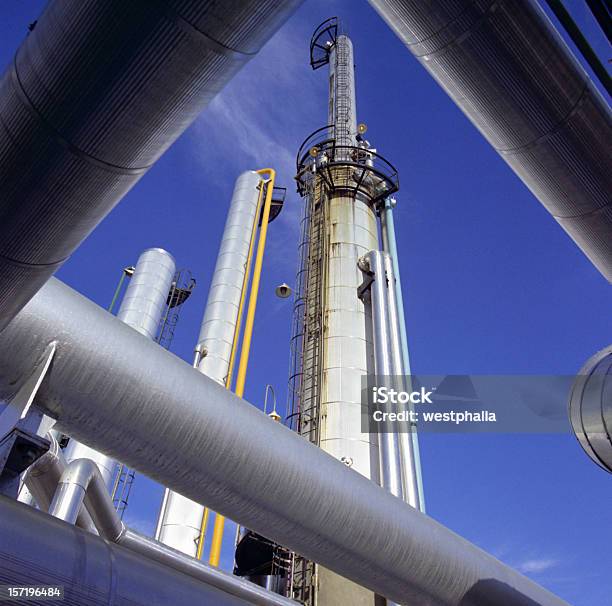 Impianto A Gas Towers2 - Fotografie stock e altre immagini di Raffineria - Raffineria, Inquadratura estrema dal basso, Punto di fuga