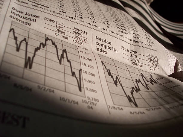 actualités d'affaires de graphiques de journal - nasdaq dow jones industrial average stock market finance photos et images de collection