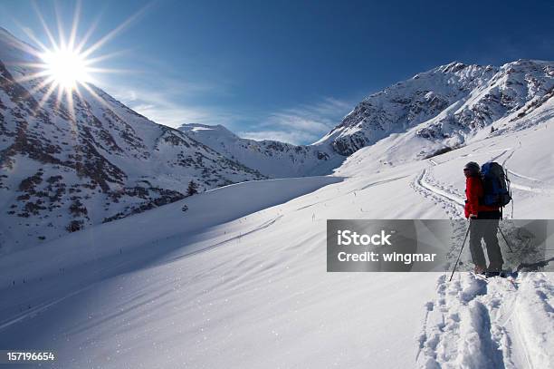 Skifahren Bergsteigen Stockfoto und mehr Bilder von Schnee - Schnee, Alpen, Sonnenlicht