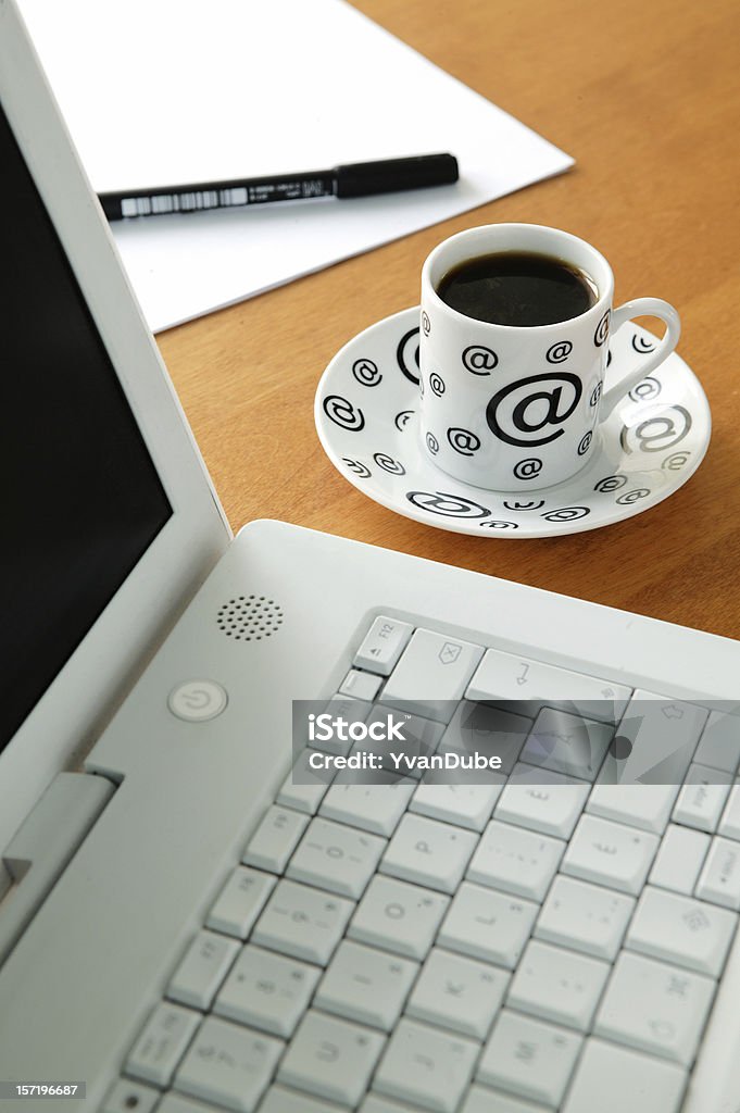 Tasse de café et ordinateur portable - Photo de Affaires libre de droits