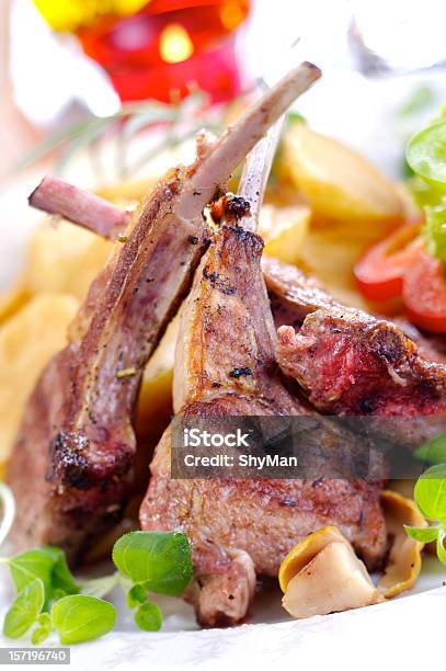 Chuletas De Cordero Foto de stock y más banco de imágenes de Alimento - Alimento, Carne, Cena