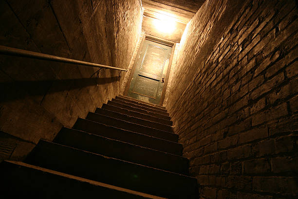 地下地下牢 - basement spooky cellar door ストックフォトと画像