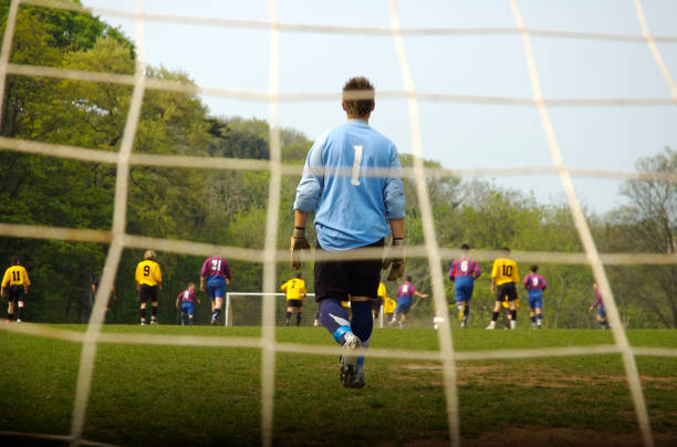 nummer ein torhüter guards fußball football goal - mannschaftsfußball stock-fotos und bilder