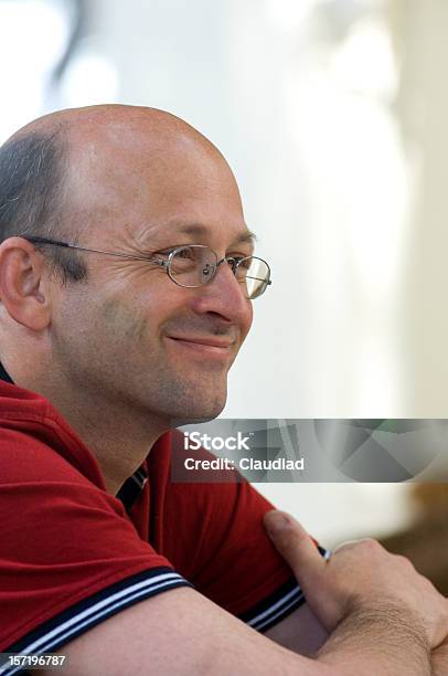 Hombre Sonriente Foto de stock y más banco de imágenes de 40-44 años - 40-44 años, 45-49 años, Adulto