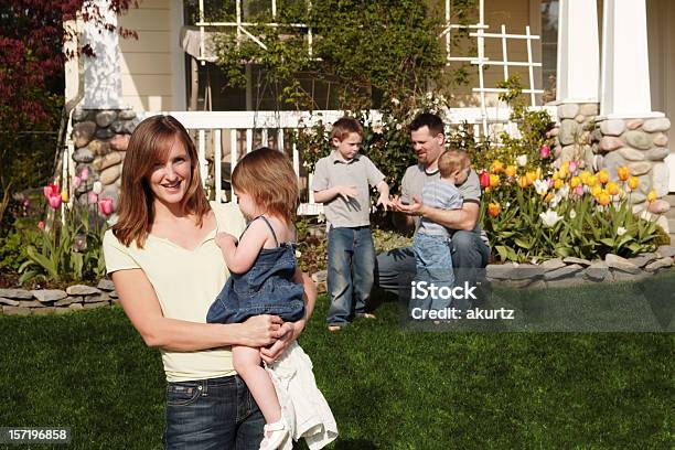 Feliz Familia De Cinco Foto de stock y más banco de imágenes de Abrazar - Abrazar, Actividades recreativas, Adulto