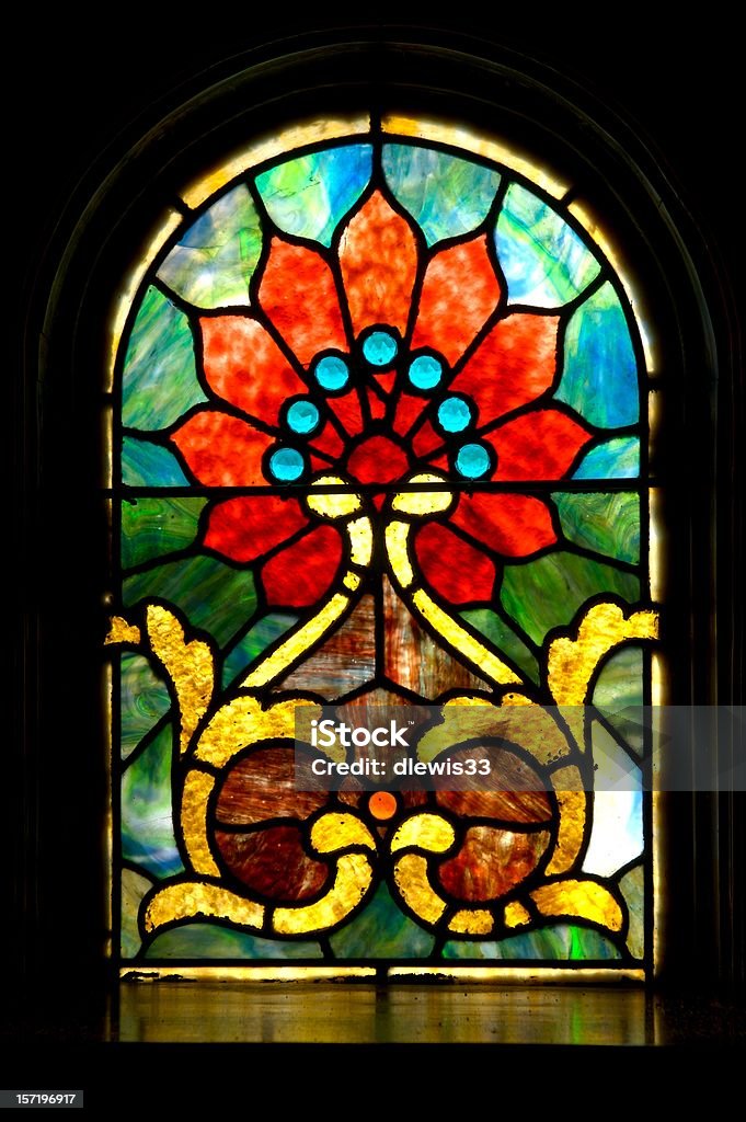 Antigos vitrais em santuário - Foto de stock de Vitral royalty-free