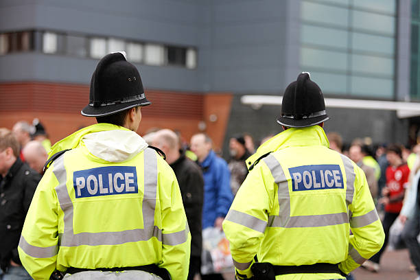 dwa brytyjski policemen-tradycyjny hełmy-tłum kontroli. więcej poniżej. - police equipment zdjęcia i obrazy z banku zdjęć