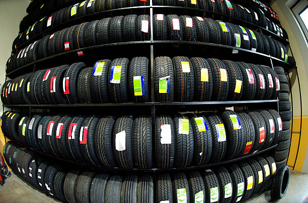 wand von reifen - tire auto repair shop part of vehicle stack stock-fotos und bilder