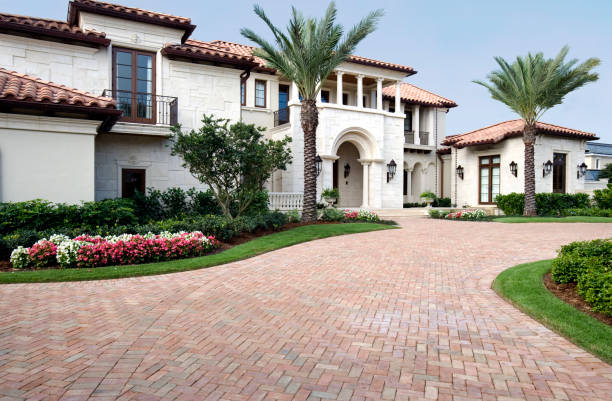 luxo vida neste bonito estate casa com tijolo pavers - paralelepípedo imagens e fotografias de stock