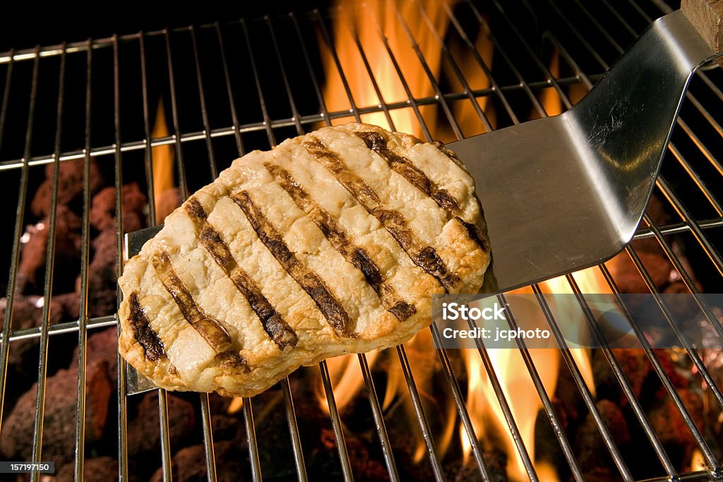 鶏の胸肉と聖火 - 鶏胸肉のグリルのロイヤリティフリーストックフォト