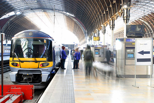 鉄道駅トンネル - blurred motion city life train europe ストックフォトと画像