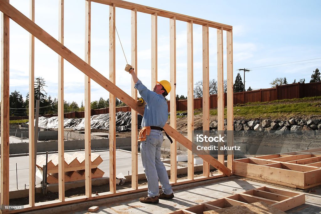 Mann, die eine Wand'plumb und square' - Lizenzfrei Baugewerbe Stock-Foto