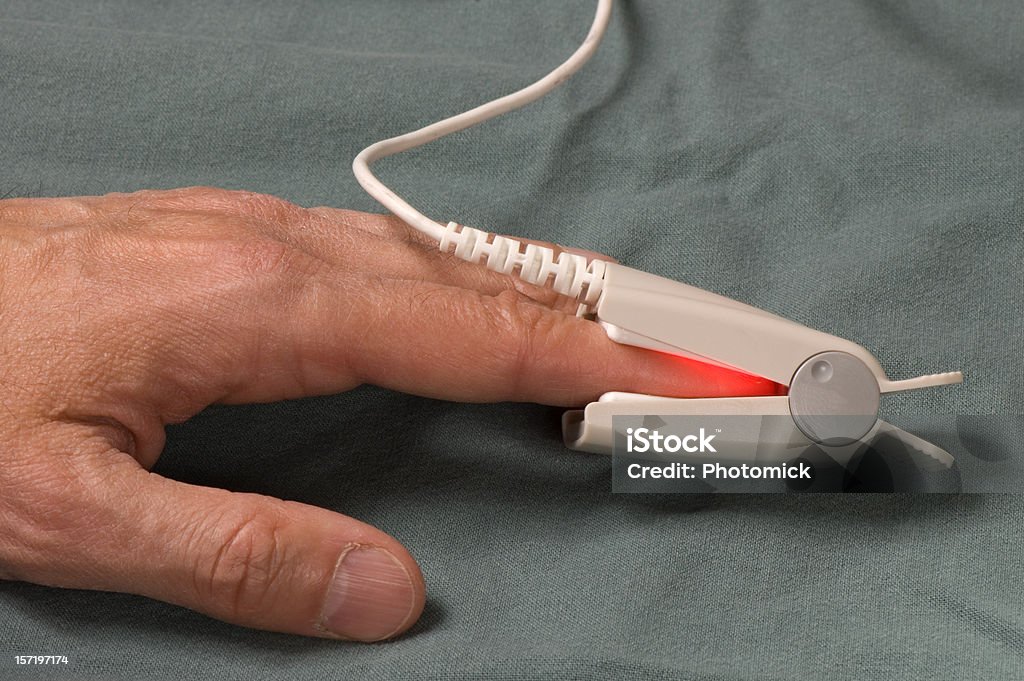 Oximeter capteur sur un patient s finger - Photo de Accident et désastre libre de droits