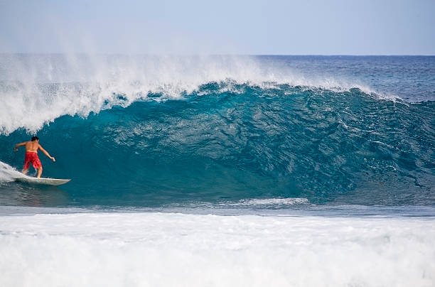 tirare in seconda foto - big wave surfing foto e immagini stock