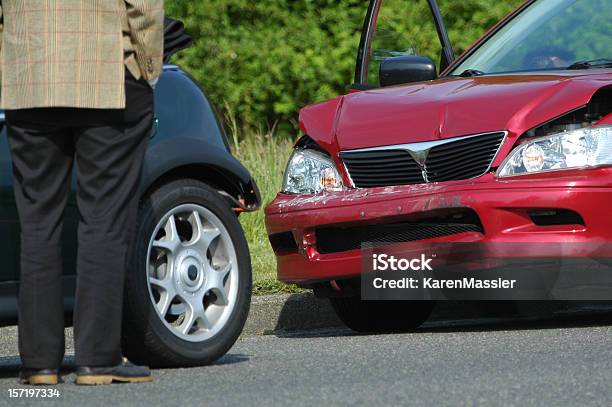 Accidente De Auto Foto de stock y más banco de imágenes de Adulto - Adulto, Borde de la carretera, Calle