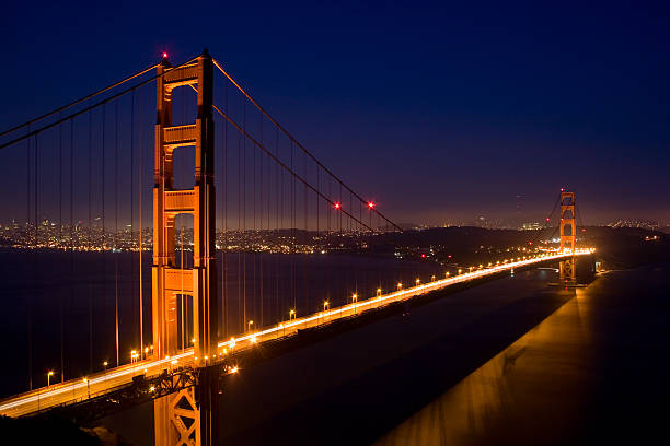 夕暮れのゴールデンゲートブリッジのパノラマに広がるサンフランシスコ、 - san francisco bay area golden gate bridge night bridge ストックフォトと画像