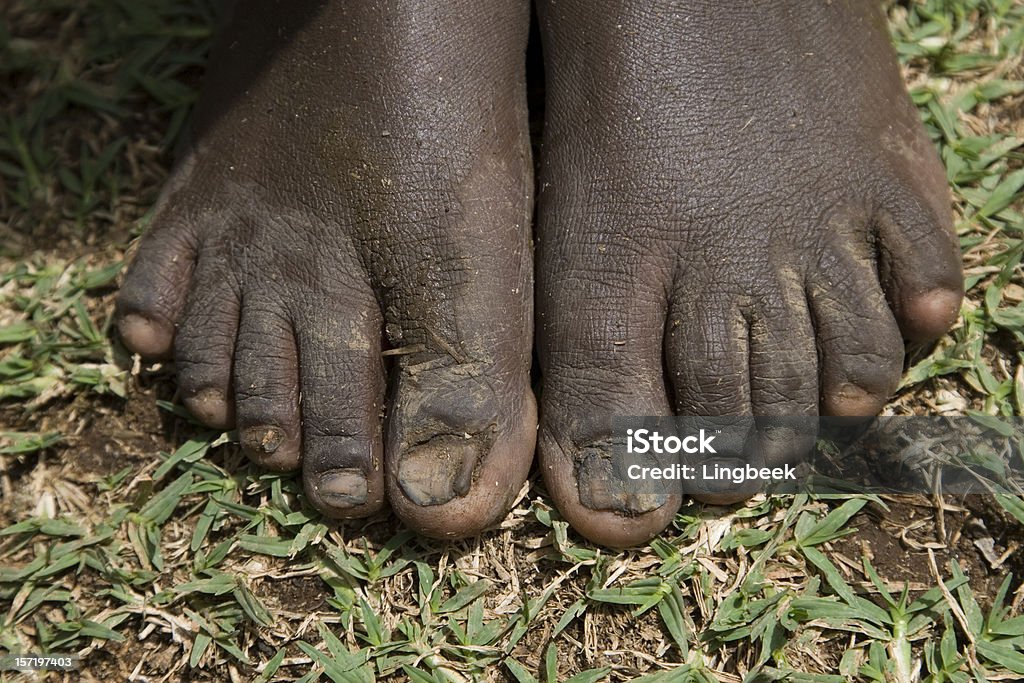 Afrikanische Mädchen mit nackten Füße - Lizenzfrei Indigene Kultur Stock-Foto