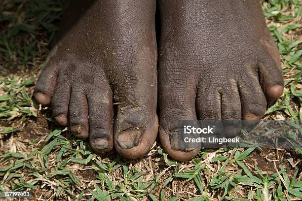 Afrikanische Mädchen Mit Nackten Füße Stockfoto und mehr Bilder von Indigene Kultur - Indigene Kultur, Barfuß, Das Leben zu Hause