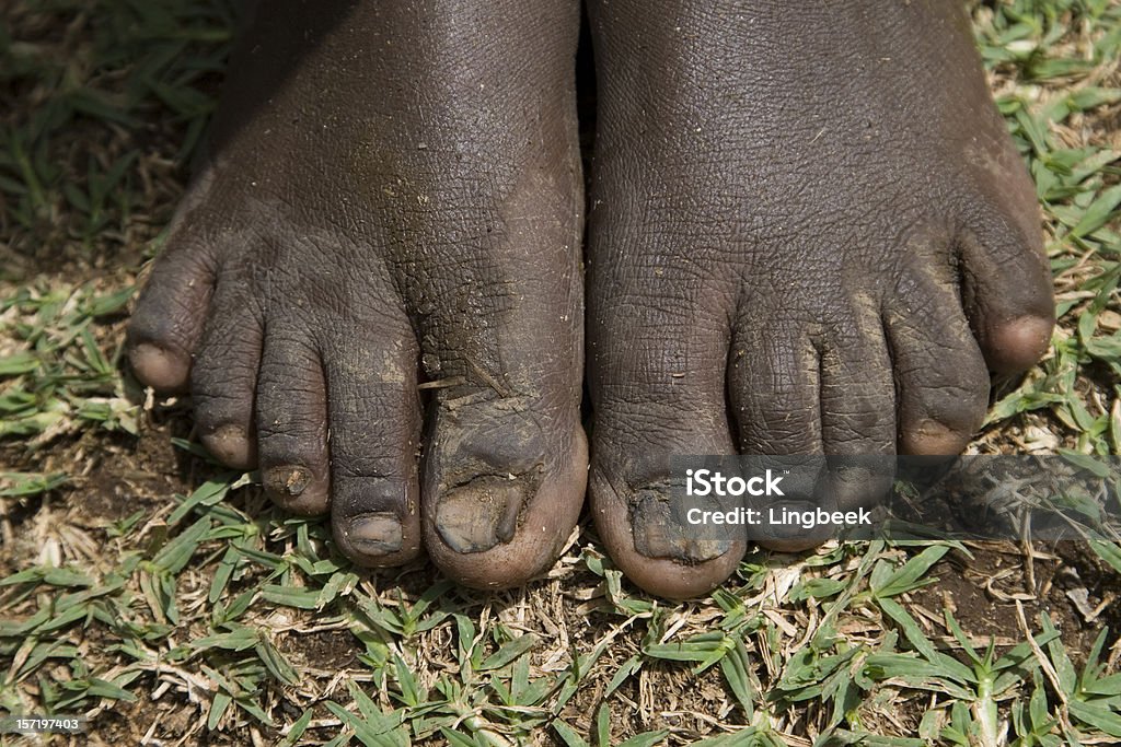 Fille d'Afrique sur les pieds nus - Photo de Culture indigène libre de droits
