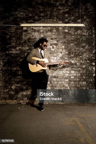 Busking - Fotografias de stock e mais imagens de Guitarra - Guitarra, Homens, Brincar