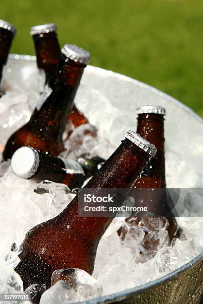 Gelo Frio Cerveja - Fotografias de stock e mais imagens de Ao Ar Livre - Ao Ar Livre, Balde de Gelo, Bebida