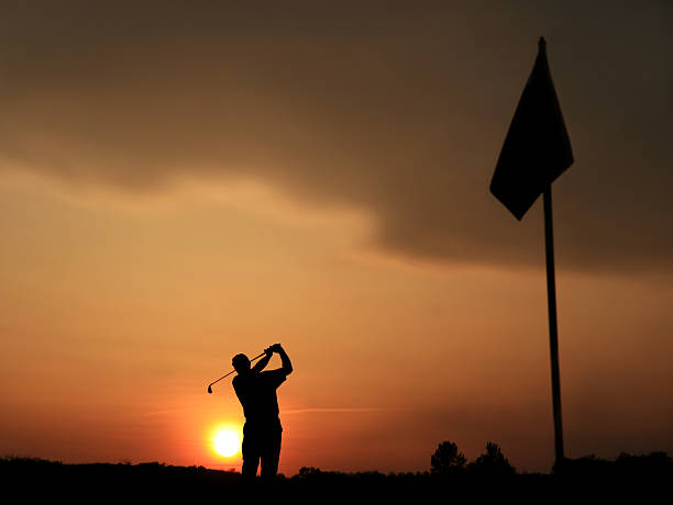 por la noche, disfrute de un partido de golf - golf action silhouette balance fotografías e imágenes de stock