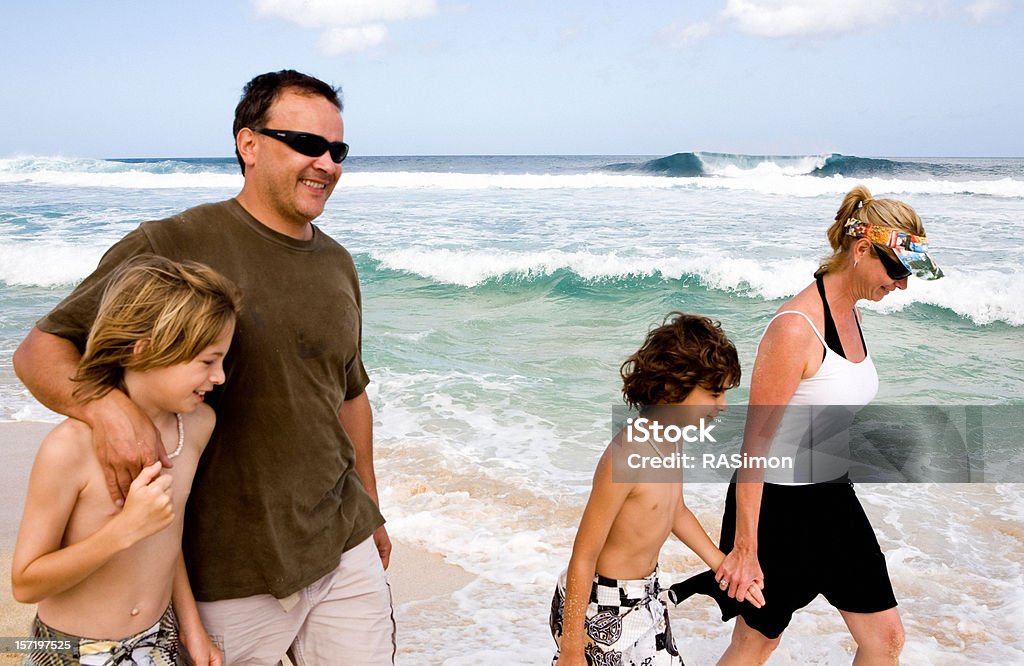 Familie gehen am Strand - Lizenzfrei Alleinerzieherin Stock-Foto